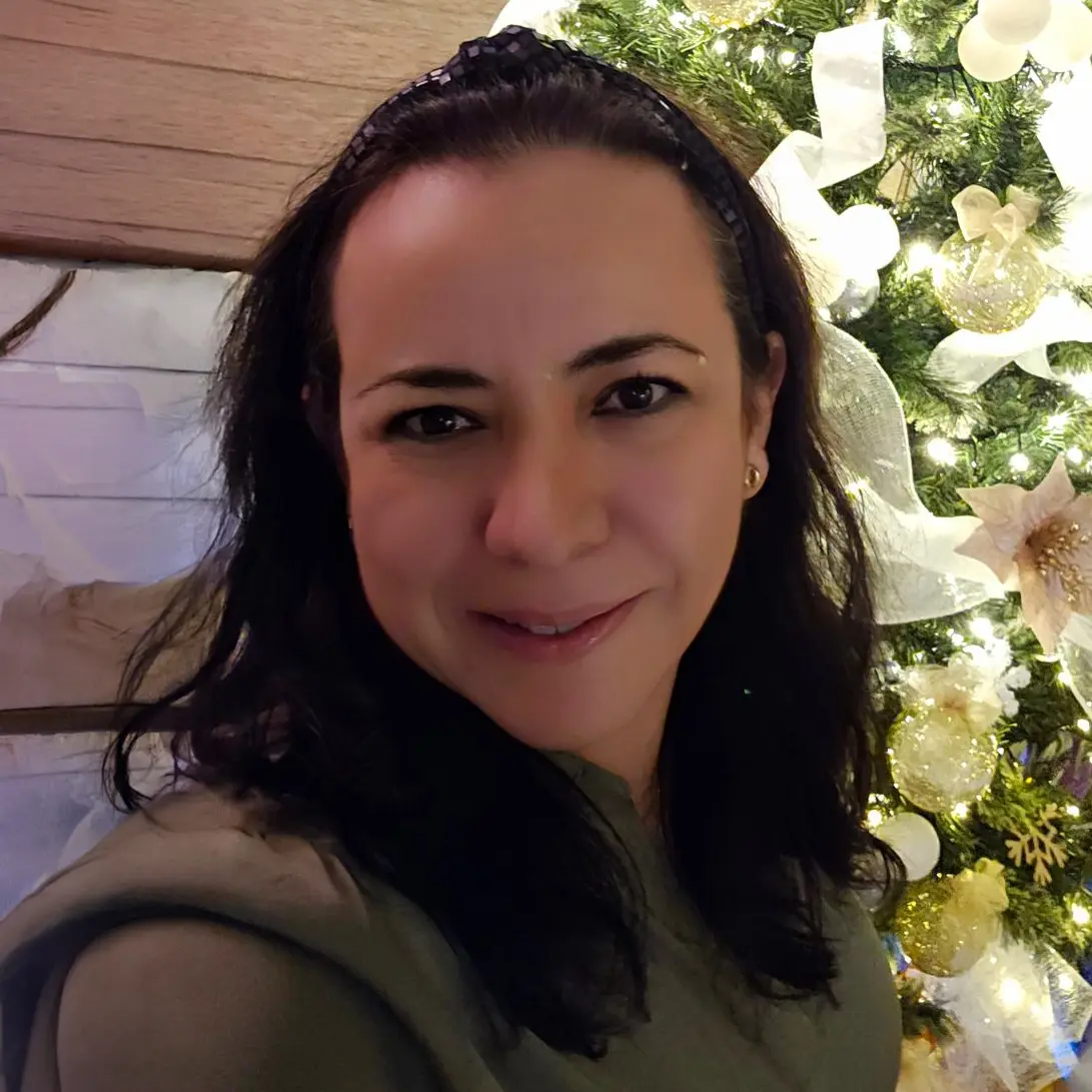 Retrato de Marcela Veyna, testimonio de Holistic Prosperity Life
